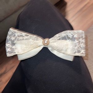 Brand new pearl lacy gold detail bow